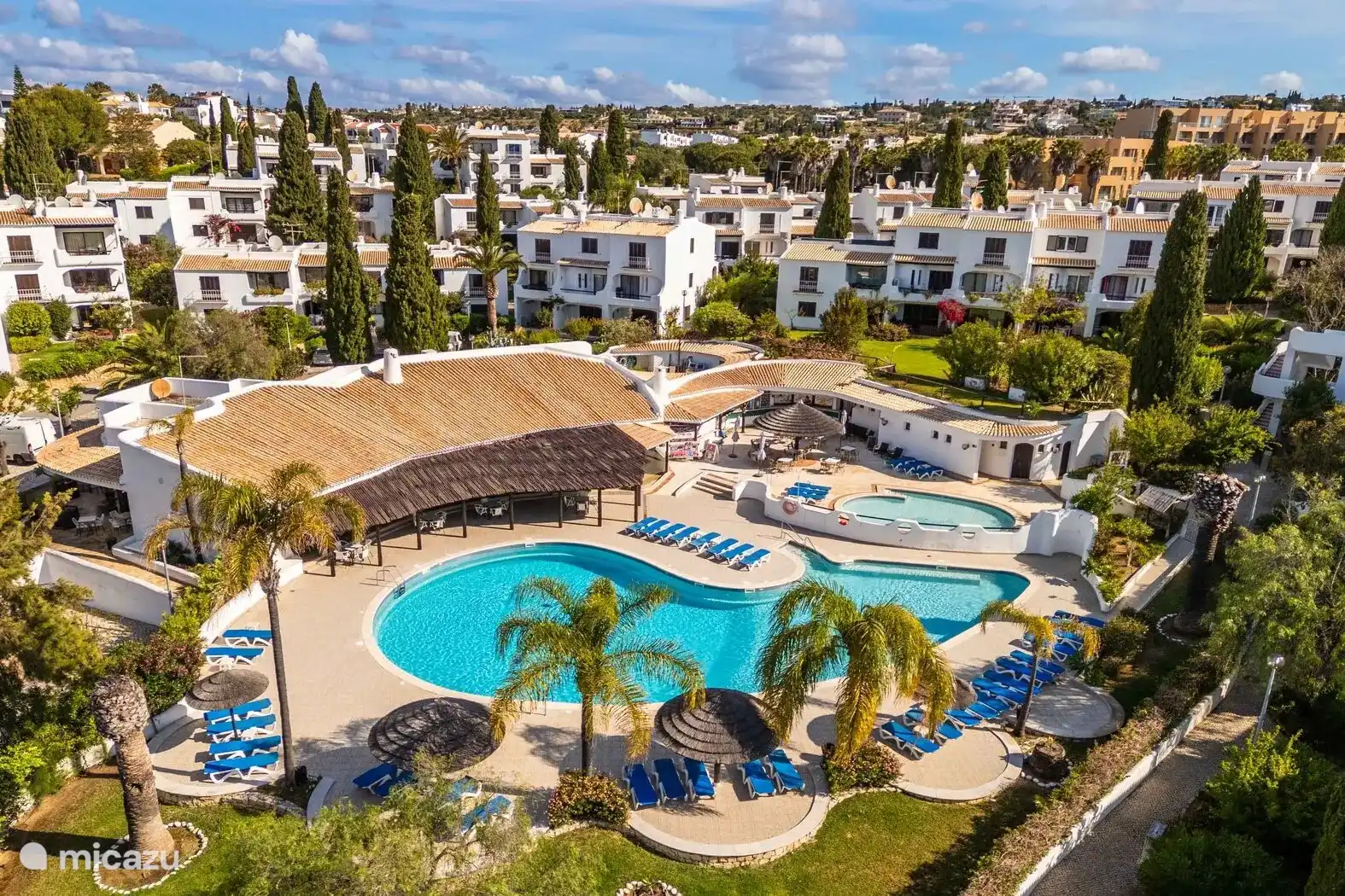 Zwembad vanuit de lucht