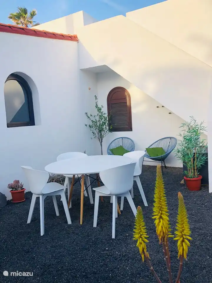 Privater Garten mit Ess- und Loungeplatz. Kein Wind im Garten.