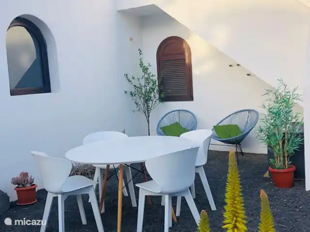 Maison50m de la mer+piscine+jardin+terrasse sur le toit | Espagne, Fuerteventura, Corralejo - maison de vacances Jardin privé avec coin repas et salon. Pas de vent dans le jardin.