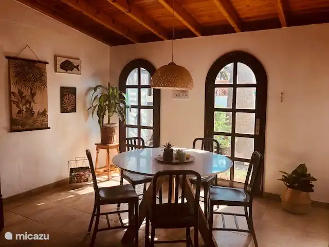 Maison50m de la mer+piscine+jardin+terrasse sur le toit | Espagne, Fuerteventura, Corralejo - maison de vacances Salle à manger chaleureuse et lumineuse.