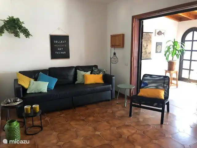 Schönes Wohnzimmer mit Schlafcouch. Einfach ein drittes Schlafzimmer zu machen, indem man die Innentüren schließt