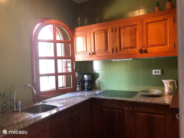 Maison50m de la mer+piscine+jardin+terrasse sur le toit | Espagne, Fuerteventura, Corralejo - maison de vacances Cuisine de style canarien avec fenêtre qui s'ouvre pour une bonne brise pendant la cuisson. Tout ce dont vous avez besoin pour préparer un dîner simple!