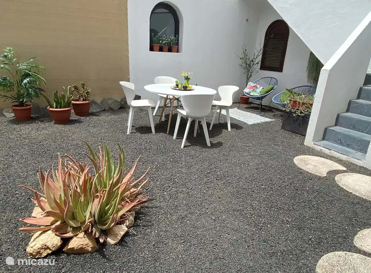 Großzügiger, windstiller Garten mit Blick auf viele Palmen