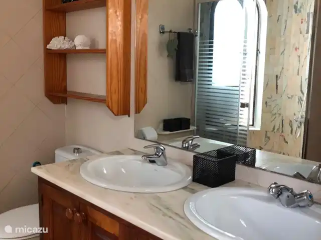Maison50m de la mer+piscine+jardin+terrasse sur le toit | Espagne, Fuerteventura, Corralejo - maison de vacances Salle de bain avec douche chaude, WC et 2 lavabos