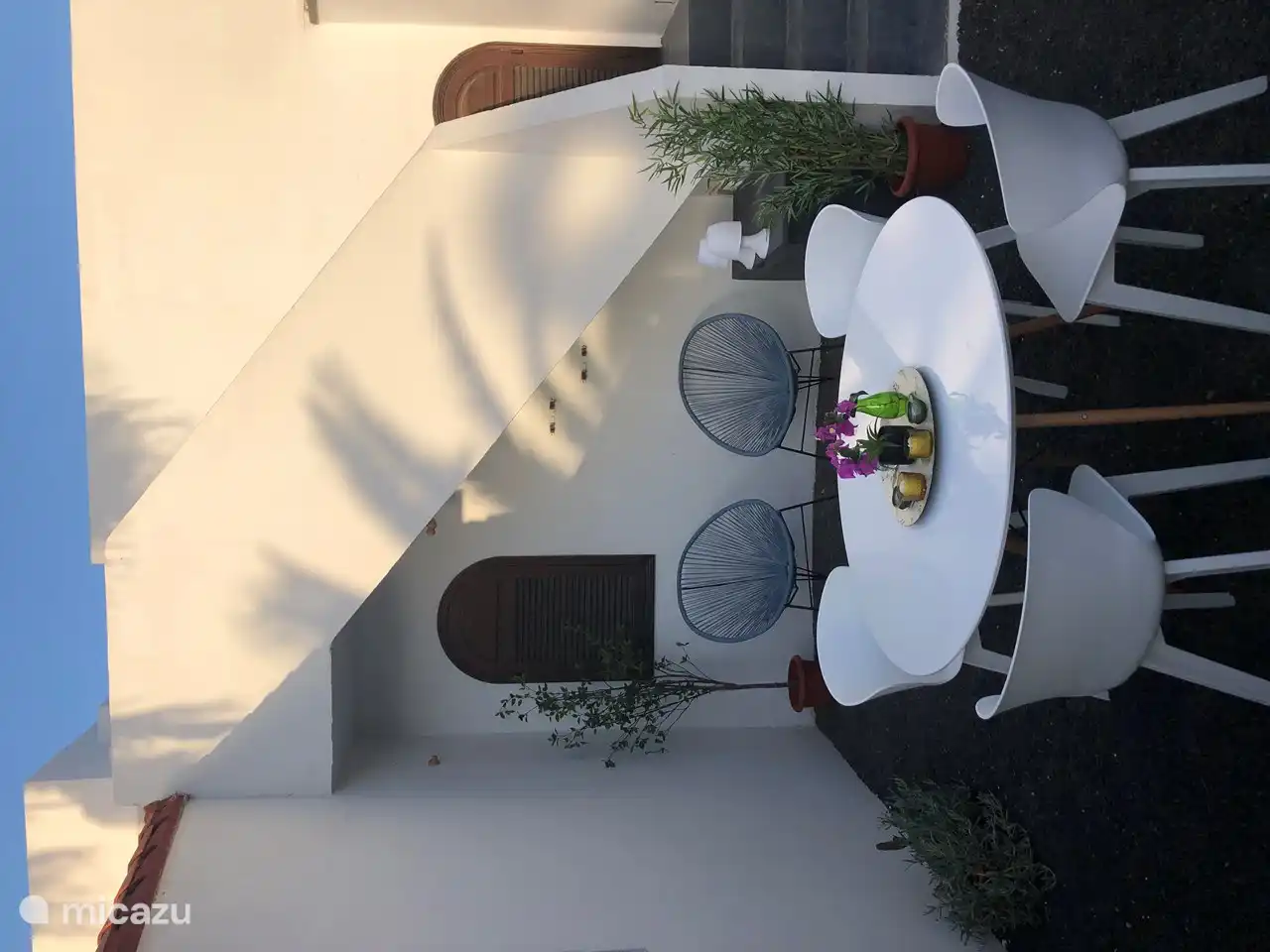 Schöner Ess- und Loungebereich im Garten unterhalb des Windes, also auch ein schöner Ort für die Abende.