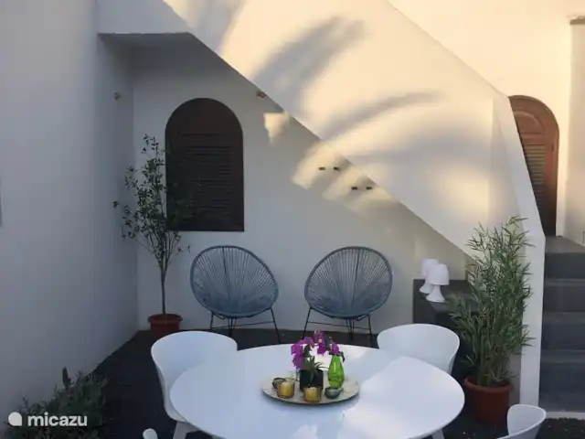 Maison50m de la mer+piscine+jardin+terrasse sur le toit | Espagne, Fuerteventura, Corralejo - maison de vacances Merveilleux coin repas et salon dans le jardin en contrebas à l'abri du vent, donc aussi un endroit agréable pour les soirées.