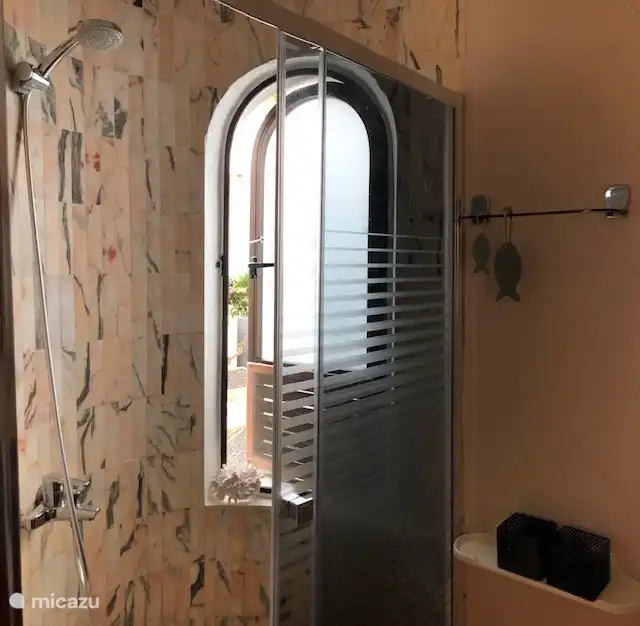 Heiße Dusche mit Fenster zum Öffnen