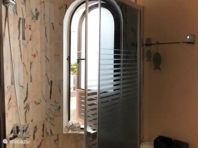 Maison50m de la mer+piscine+jardin+terrasse sur le toit | Espagne, Fuerteventura, Corralejo - maison de vacances Douche chaude avec fenêtre ouvrante