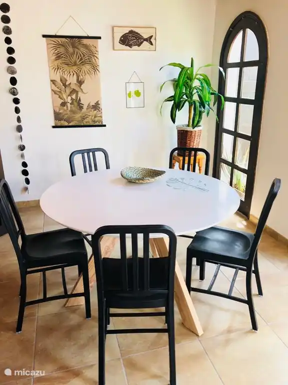 Gemütliches, helles Esszimmer mit direktem Zugang zum Garten, das Innen- und Außenleben zusammenbringt