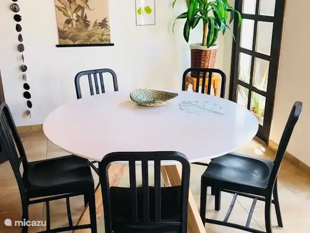 Maison50m de la mer+piscine+jardin+terrasse sur le toit | Espagne, Fuerteventura, Corralejo - maison de vacances Salle à manger confortable et lumineuse avec accès direct au jardin, réunissant la vie intérieure et extérieure
