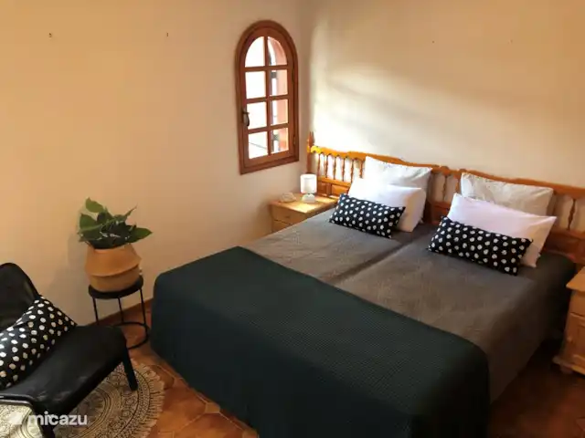 Maison50m de la mer+piscine+jardin+terrasse sur le toit | Espagne, Fuerteventura, Corralejo - maison de vacances Chambre 1 :
2 couchages avec 2 matelas confortables 90x200,
grands placards,
2 fenêtres ouvrantes avec moustiquaires et volets