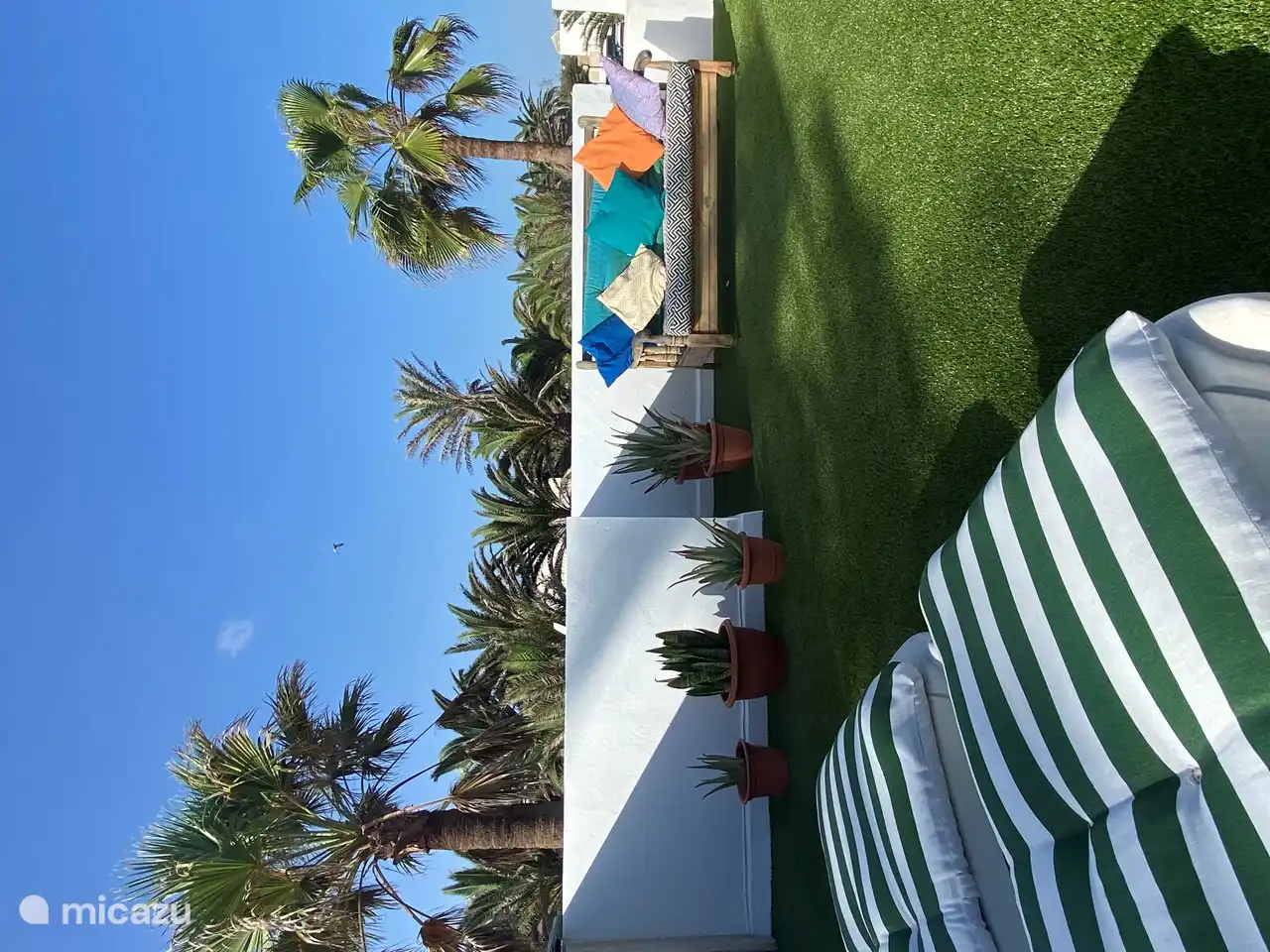 Herrliche Plätze zum Entspannen auf der sonnigen Dachterrasse