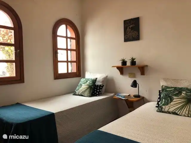 Schlafzimmer 2: 2 Einzelbetten, große Schränke, 2 zu öffnende Fenster mit Moskitonetzen und Rollläden, die den Raum verdunkeln