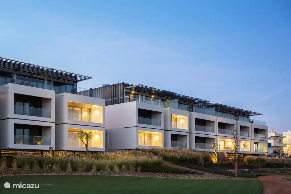 Estos apartamentos están ubicados en un gran jardín con piscina.