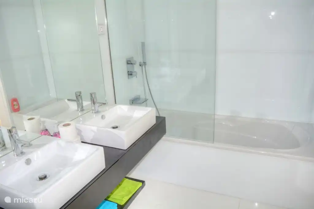 Uno de los dos baños con lavabo y bañera.
Hay tres baños en el apartamento.