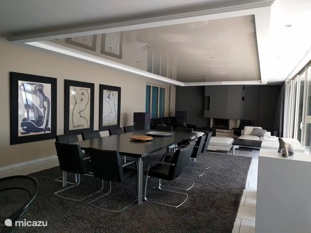 Das Esszimmer in der Verlängerung der Küche und angrenzend an den Salon