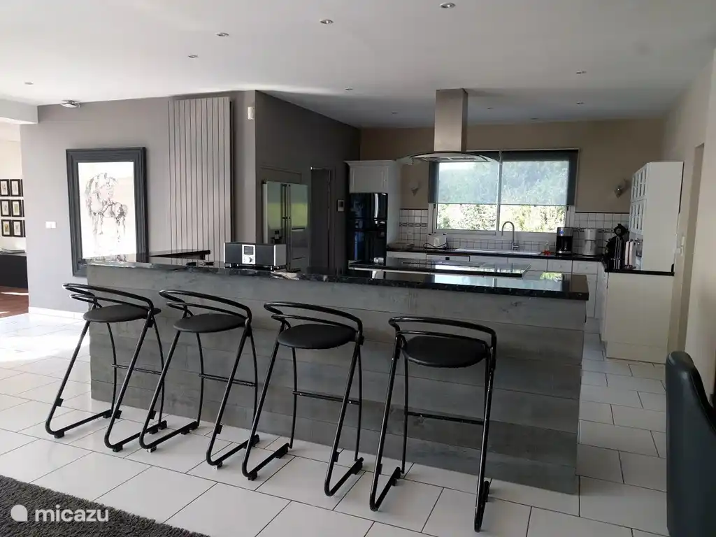 Gemütlicher Aperitif an der Bar, während die Köche bei der Arbeit sind.