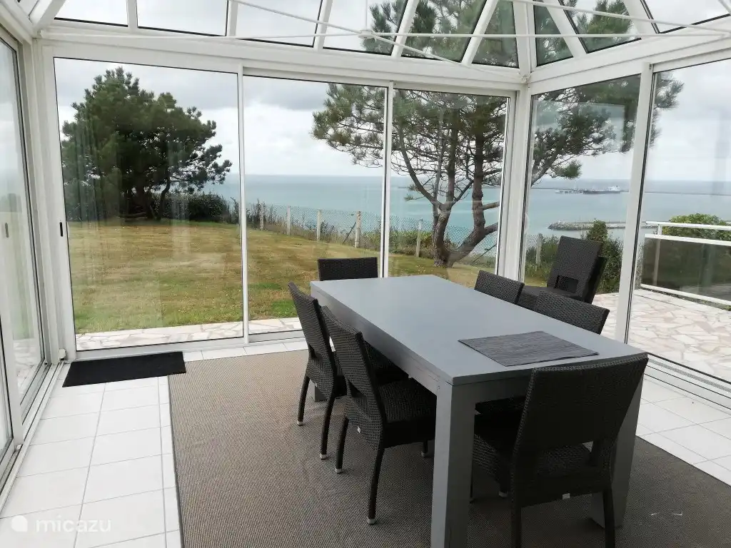 Veranda mit nahem Meerblick. Gemütlich zum Essen.