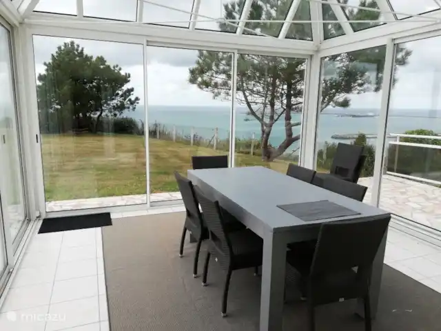 Sea Cliff House tss Etretat-Honfleur | France, Seine-Maritime, Saint-Jouin-Bruneval - maison de vacances Véranda avec vue mer proche. Confortable pour manger.