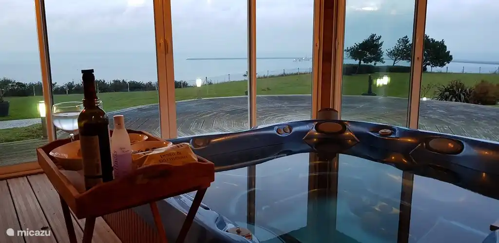 Entspannender Whirlpool mit direktem Meerblick