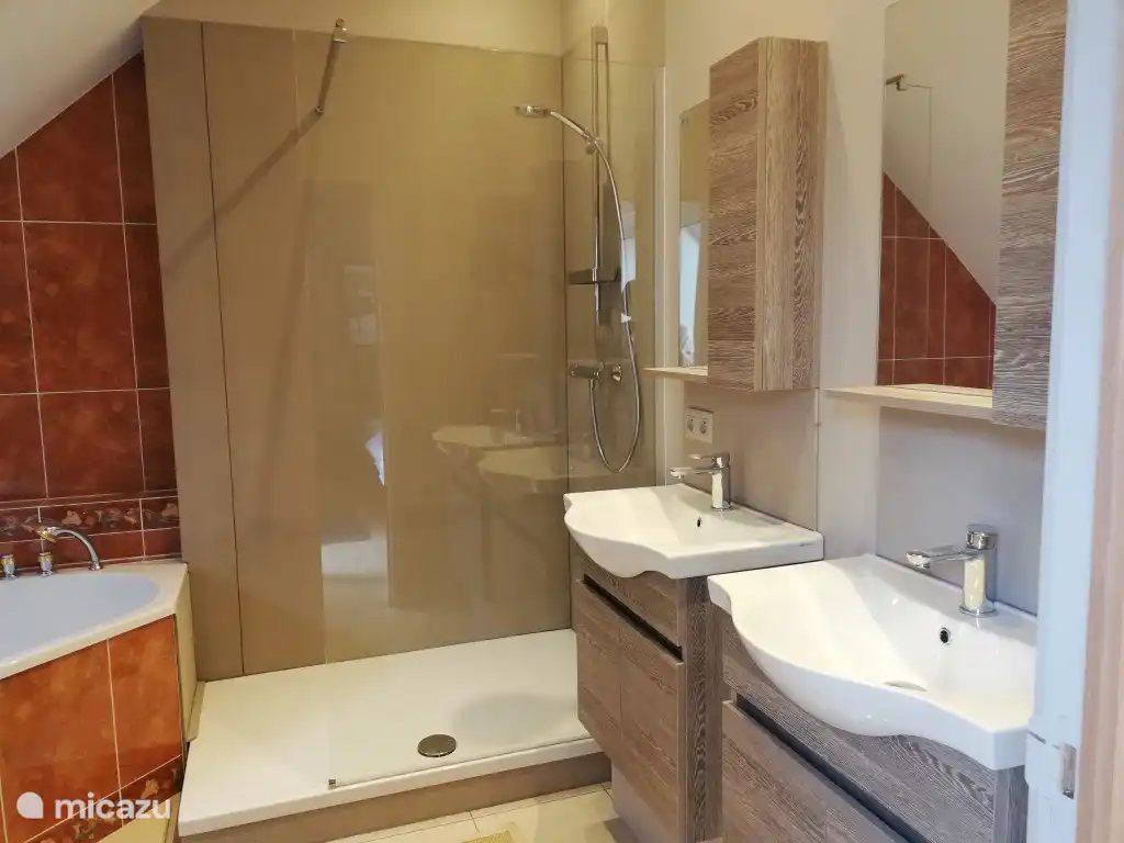 Badezimmer von Schlafzimmer 1