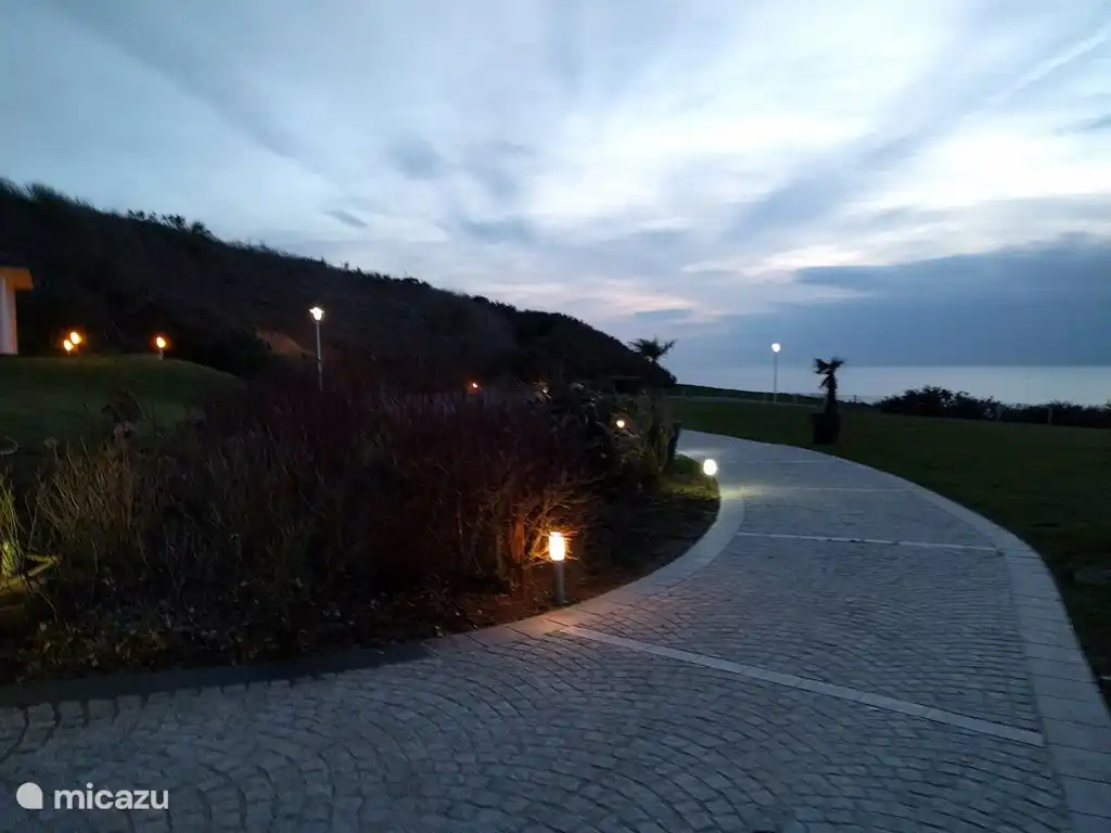 Die Auffahrt verläuft parallel zum Meer auf den Klippen