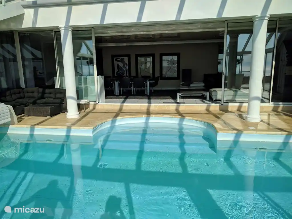 Das Schwimmbad mit Verbindung zum Wohnzimmer, wenn Sie die Schiebefenster öffnen.