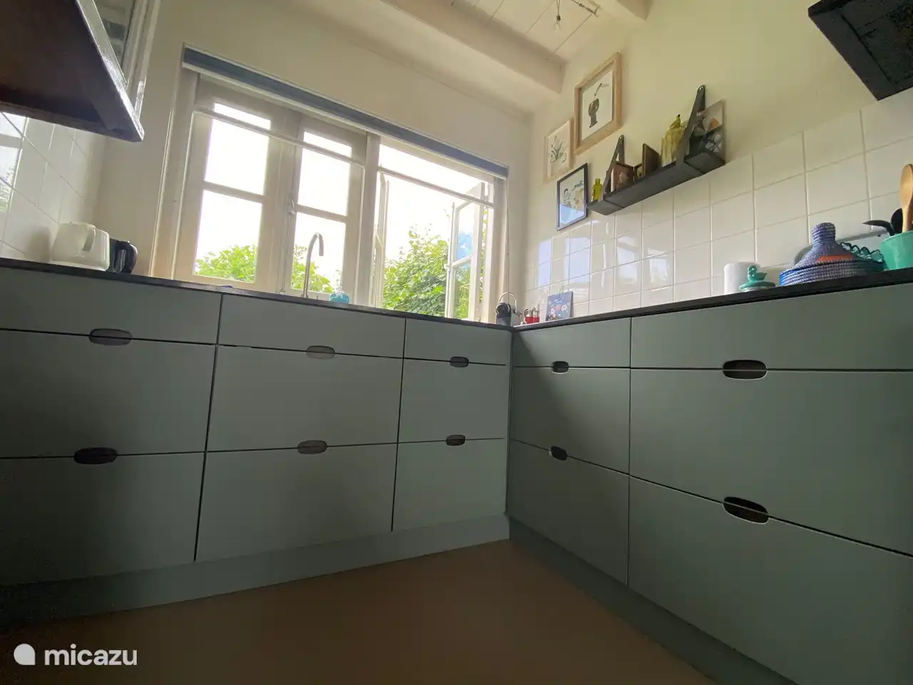 Cuisine avec fenêtres sur le jardin