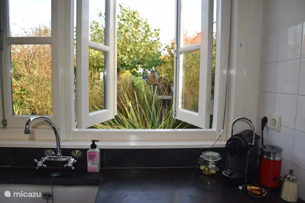 Cuisine avec vue sur le jardin