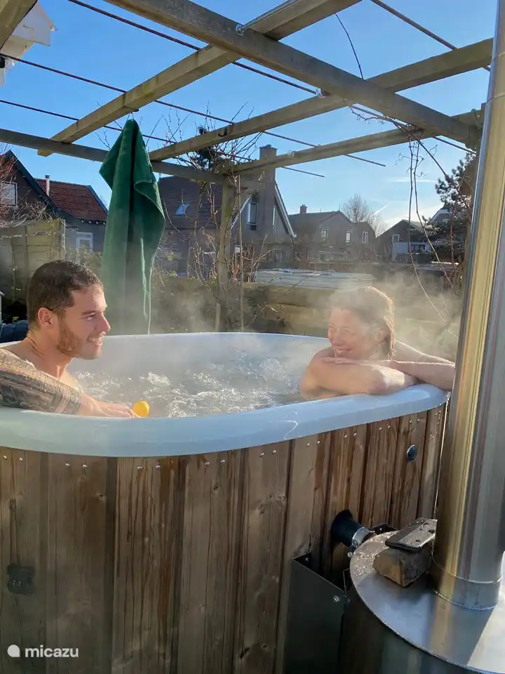 Un bain à remous et un jacuzzi au feu de bois peuvent être réservés sous forme de forfait moyennant des frais supplémentaires.