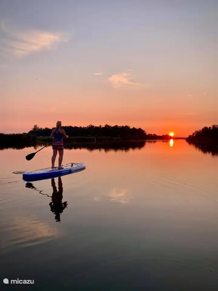 Pendant les mois d'été, nous avons des SUP à disposition de nos clients pour explorer les magnifiques Wormer et Jisperveld.