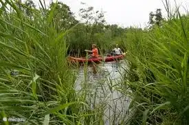 Le canoë pour deux personnes est prêt à explorer le paysage depuis l'eau