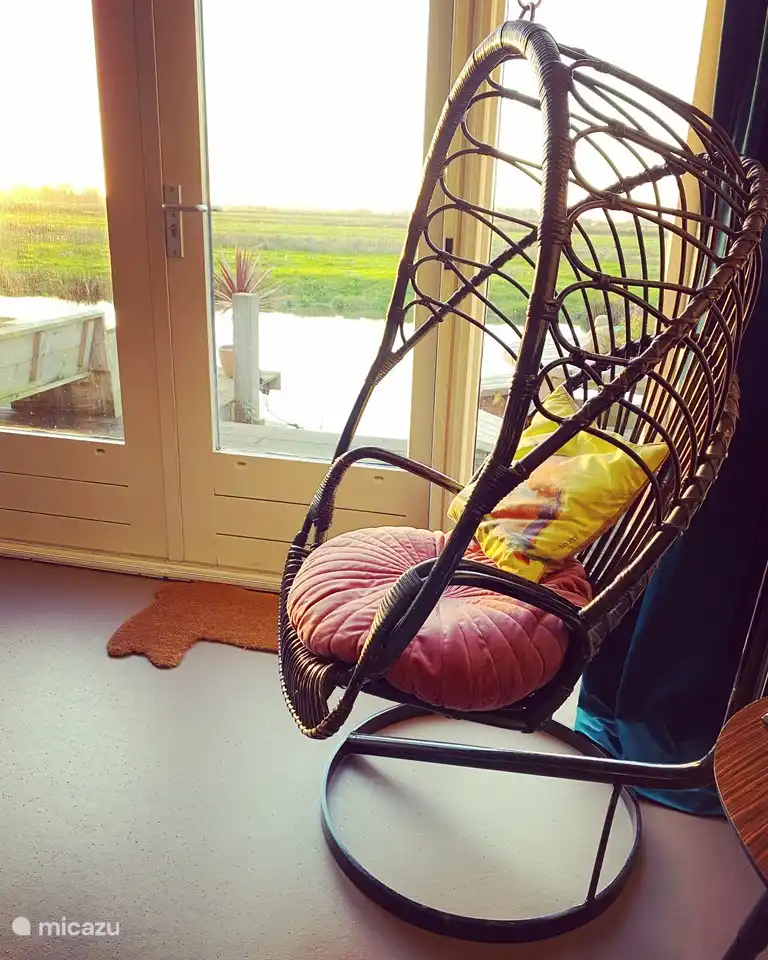 Lieu de détente avec fauteuil suspendu et vue sur la réserve naturelle