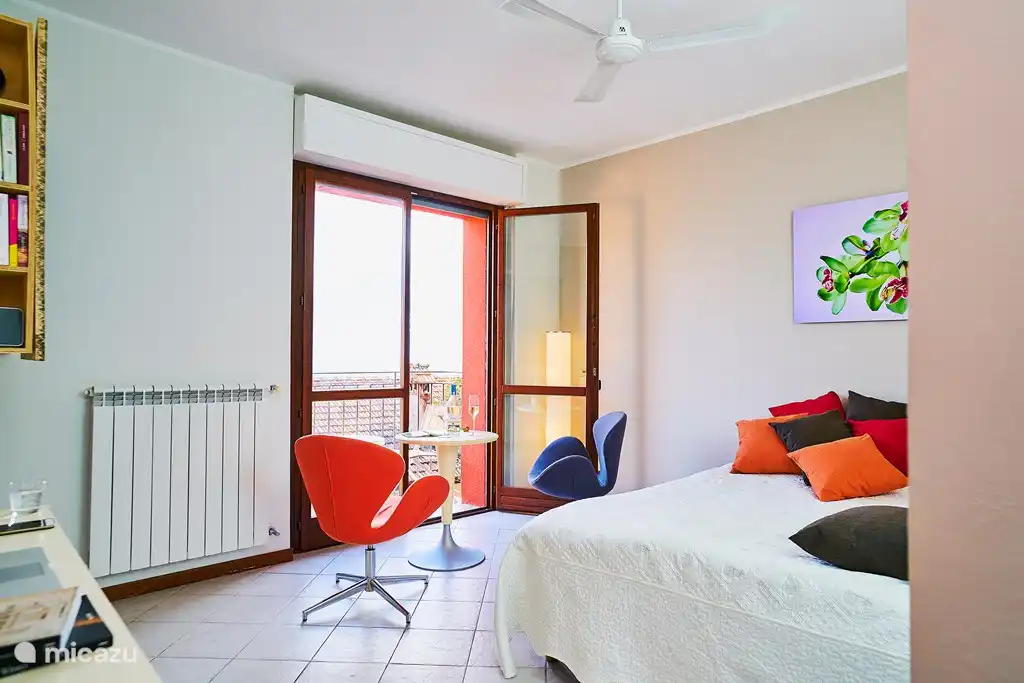 Romántica vista al lago desde la cama queen.
Amplias puertas balconeras con mosquiteros en el exterior