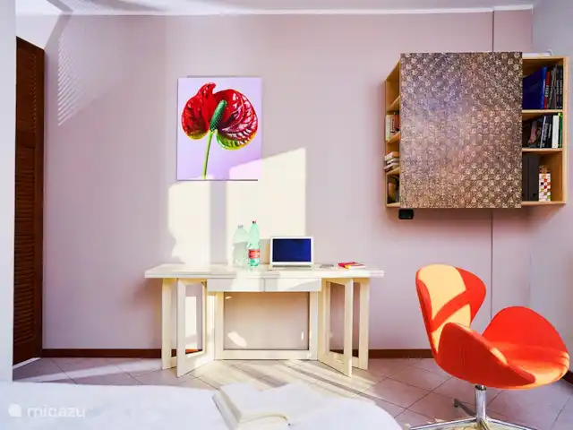 Le Quattro Stagioni Lakeview-beach huren in Italië, Comomeer, Acquaseria - appartement geschikt voor werken op afstand. 
Bureau en boekenkast. Boeken in diverse talen en informatiemappen over de omgeving.
