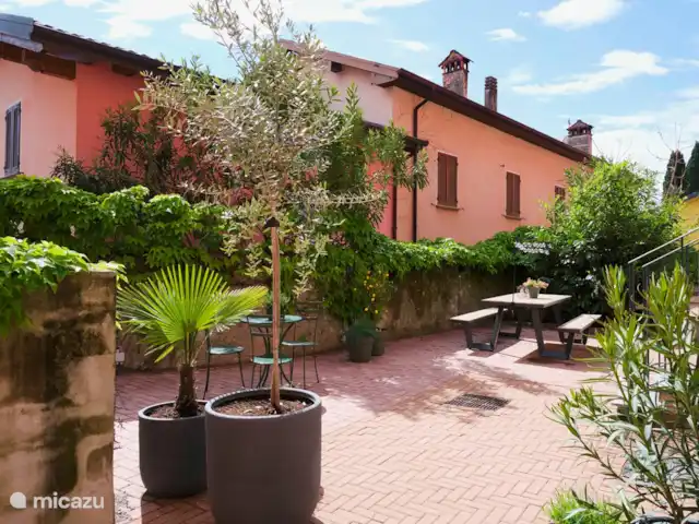 Le Quattro Stagioni Lakeview-beach huren in Italië, Comomeer, Acquaseria - appartement Gemeenschappelijke patio met picknick tafel en sfeer lampen