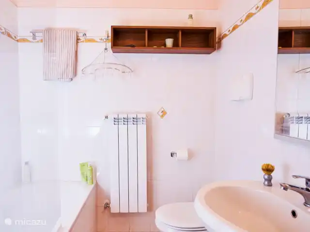 Le Quattro Stagioni Lakeview-beach huren in Italië, Comomeer, Acquaseria - appartement  badkamer met ligbad/douche,wastafel,brede spiegel ,toilet en stijlvolle kastjes. Zeep en shampoo aanwezig.