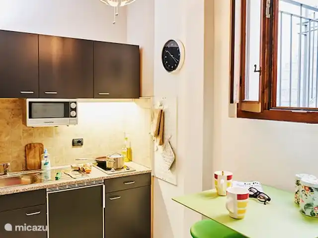 Le Quattro Stagioni Lakeview-beach huren in Italië, Comomeer, Acquaseria - appartement De separate keuken heeft twee ramen, een bartafel met 2 barkrukken , 2 pits keramisch , oven , magnetron , koelkast met diepvriesvak