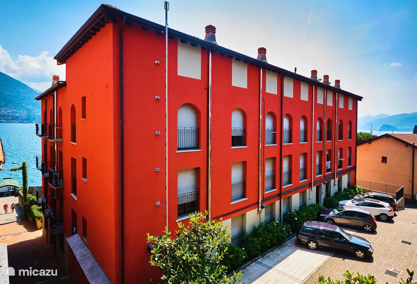 Aparcamiento gratuito frente a la entrada y alrededor