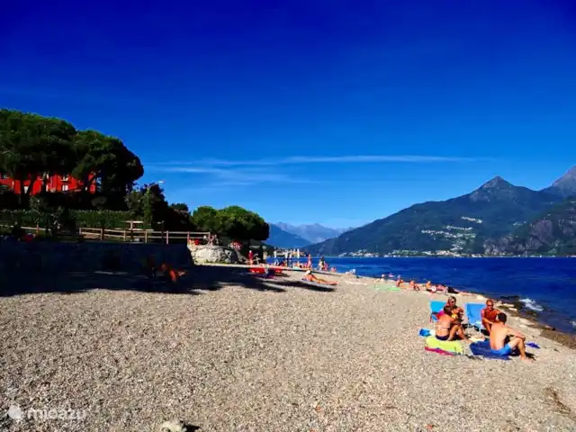 Le Quattro Stagioni Lakeview-beach huren in Italië, Comomeer, Acquaseria - appartement het appartement ligt aan het strand. Links op de foto bevindt zich het appartement.