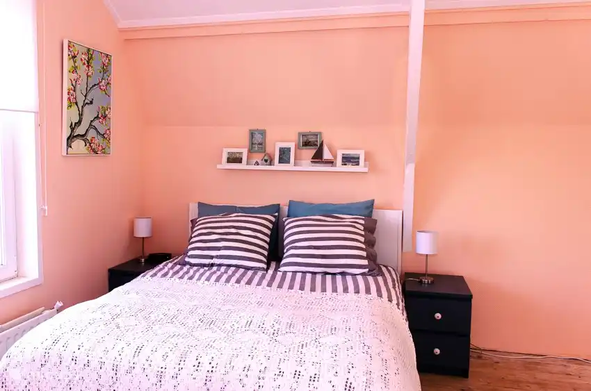 Das geräumige Hauptschlafzimmer ...