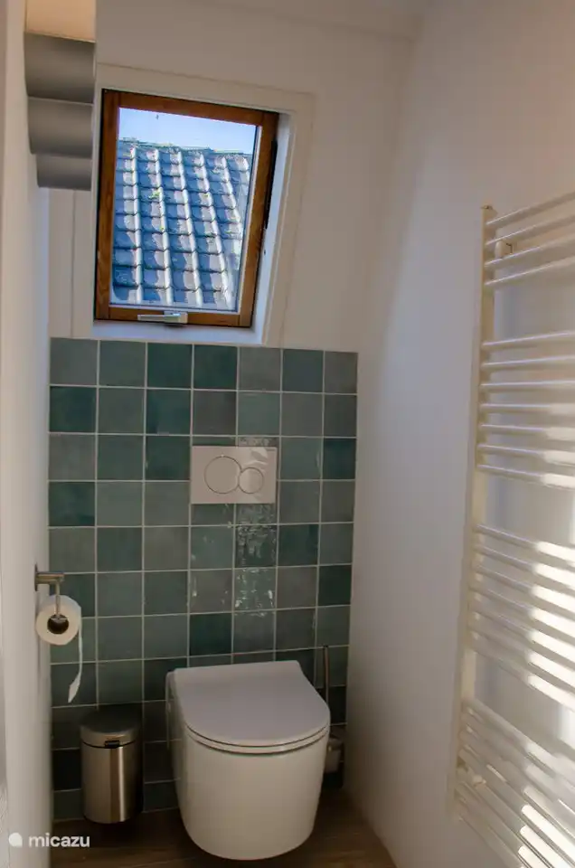 Das renovierte WC ist nun auch von beiden Schlafzimmern aus zugänglich.