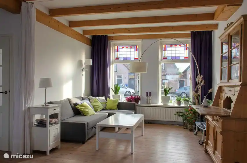 Das geräumige Wohnzimmer mit Glasmalerei