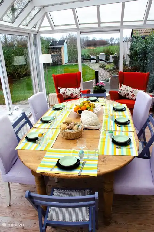 Der schöne Wintergarten mit Blick auf die Wiesen.