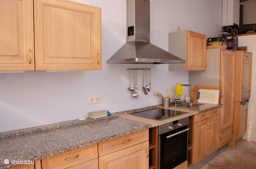 Eine voll ausgestattete Küche.