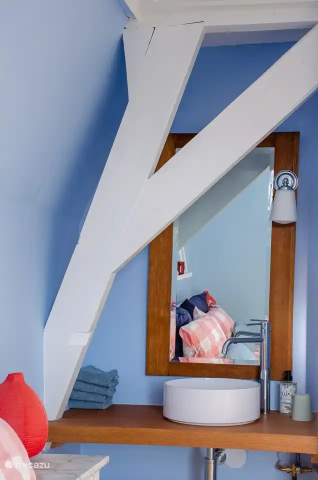 ...mit eigenem Waschbecken.