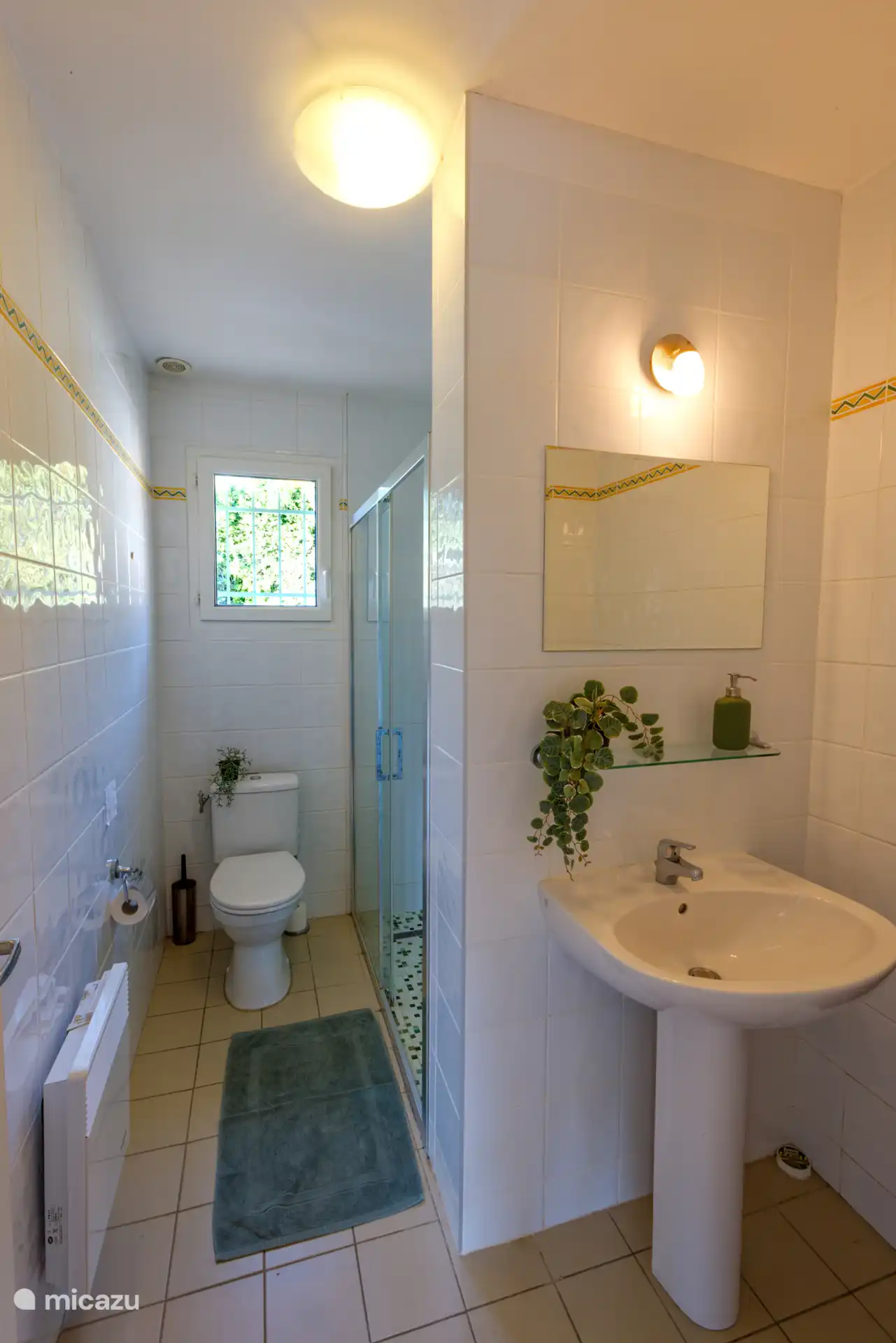 Badezimmer 1. Neben einer separaten Toilette gibt es in diesem Badezimmer auch eine Toilette.