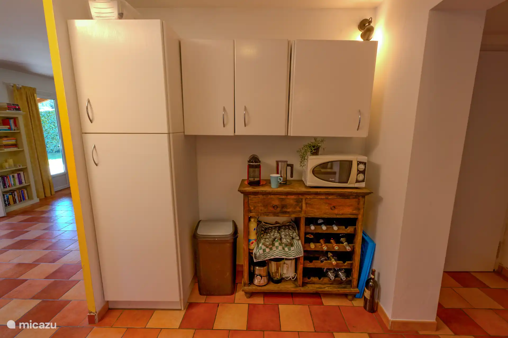 Küchenschränke, Mikrowelle und eine Nespresso-Kaffeemaschine.