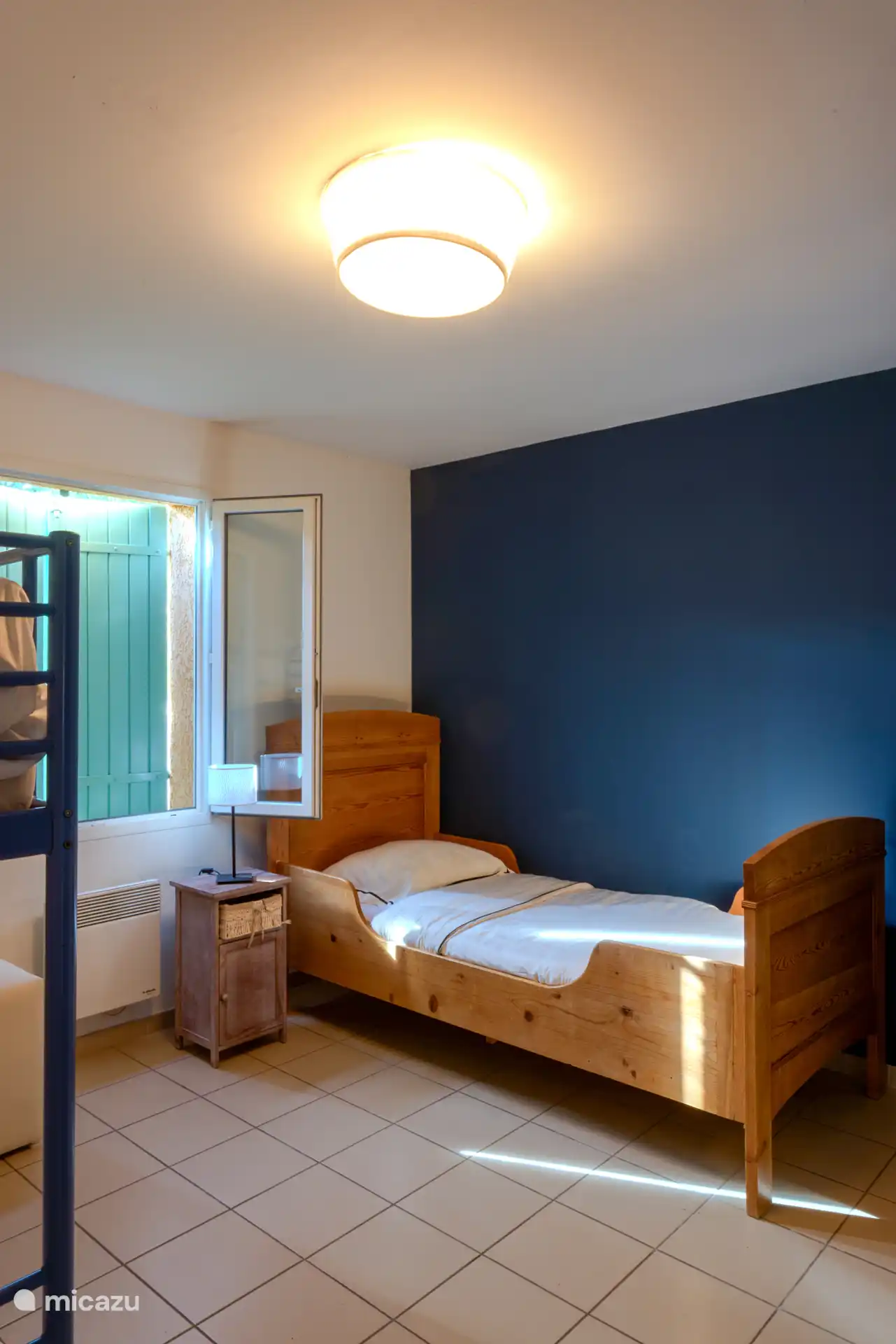 Schlafzimmer vier hat ein Einzelbett und ein Etagenbett.