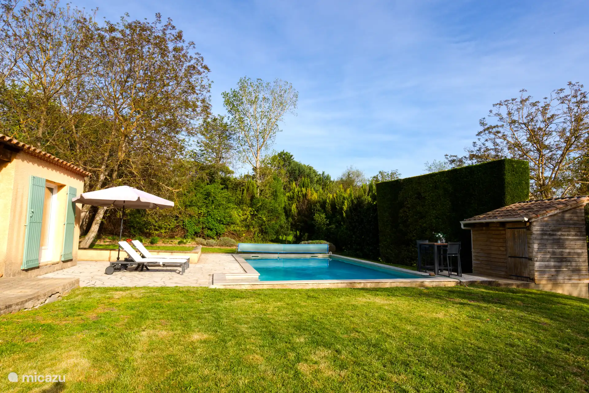 Ein wunderschön gepflegter Garten und ein Schwimmbad